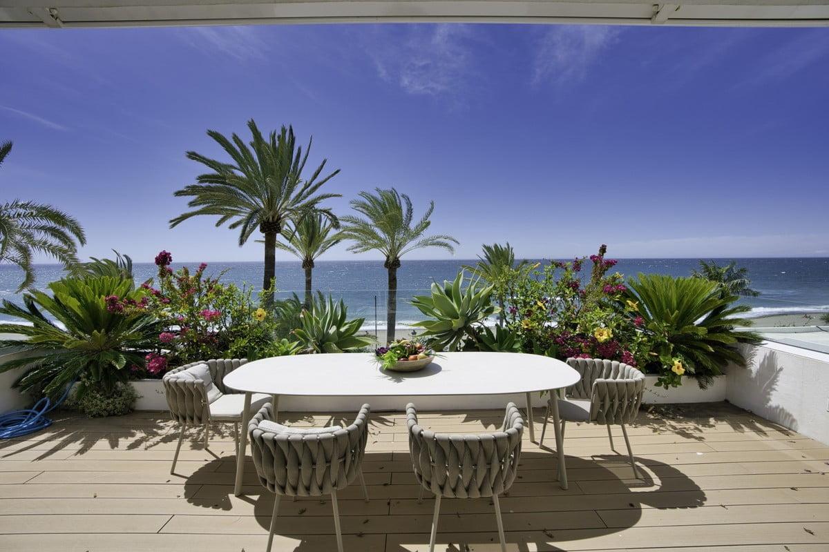A house close to the beach or in the distance with a sea view?