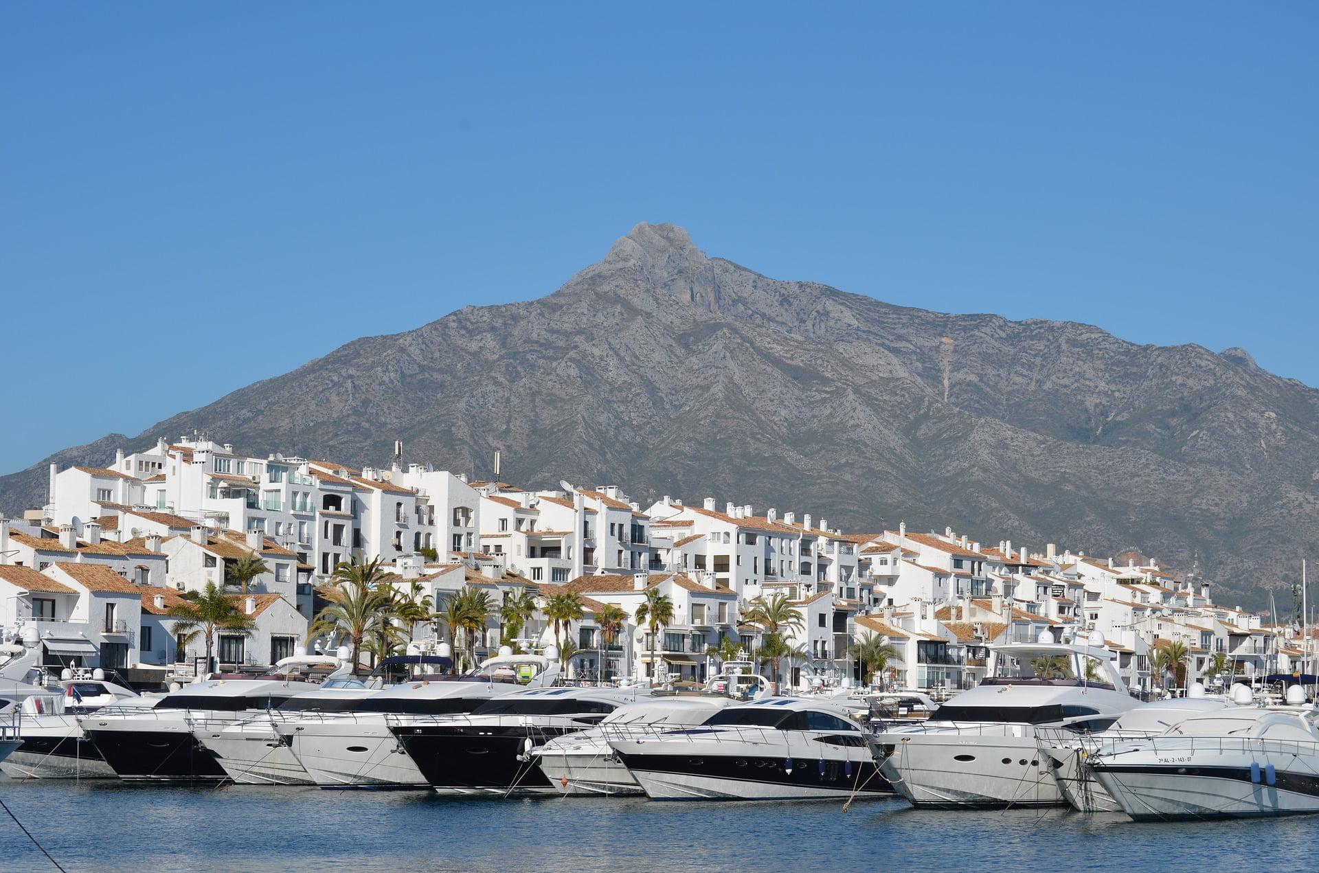 Puerto Banús – shopping overlooking the marina