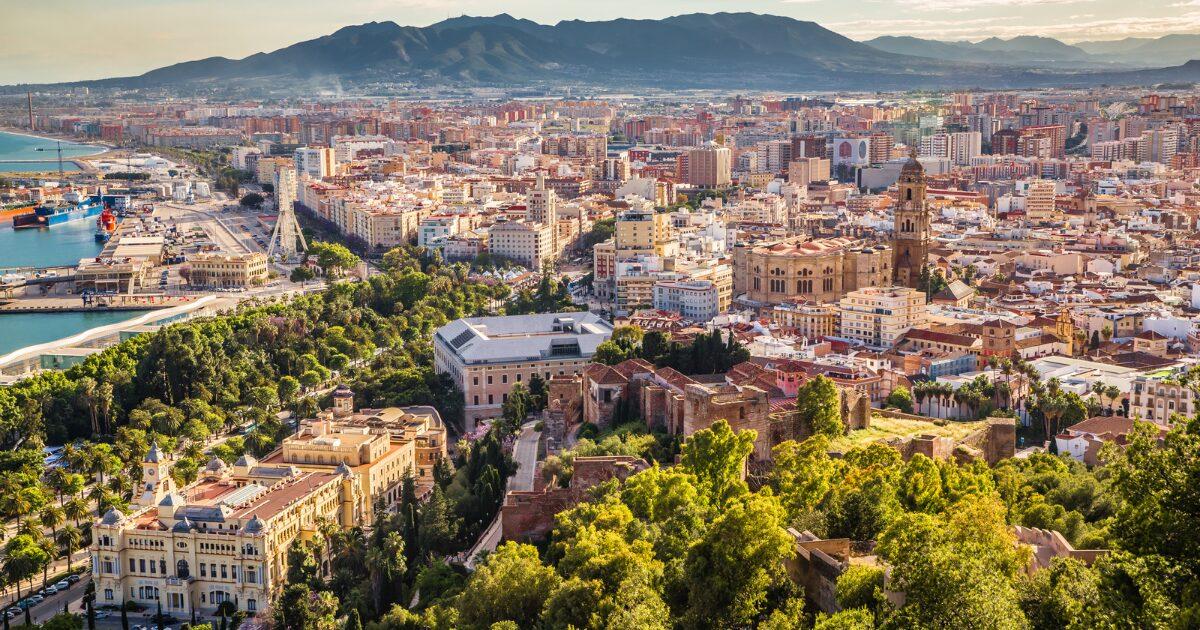 InPost makes travelling to Spain easier. You can send your luggage via a parcel locker